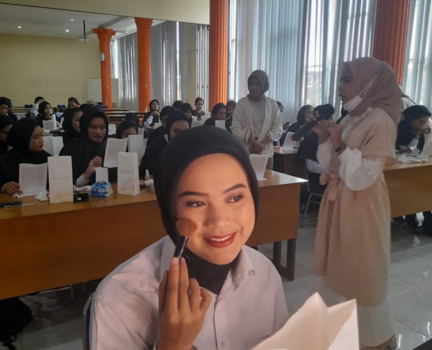 BEAUTY CLASS Program Studi GROUND HANDLING, Simak keseruan berhias ala Sekolah Pramugari di Jogja