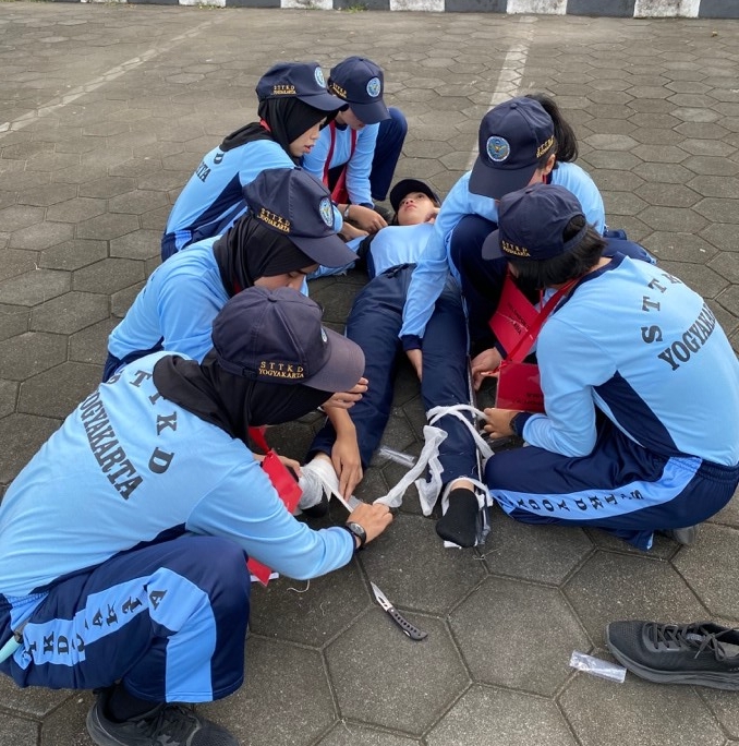 Latihan Pertolongan Patah Tulang Kaki