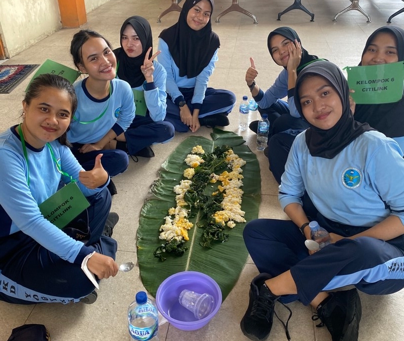 Makan Bersama Menggunakan Alas Daun